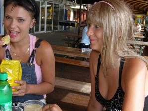 две подружки без лифчиков у реки. Эскиз 26