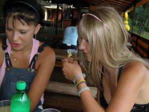 две подружки без лифчиков у реки. Эскиз 27