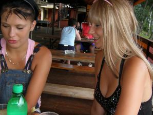 две подружки без лифчиков у реки. Эскиз 28