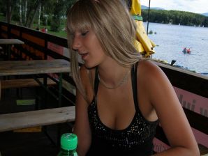 две подружки без лифчиков у реки. Эскиз 29