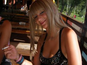 две подружки без лифчиков у реки. Эскиз 30