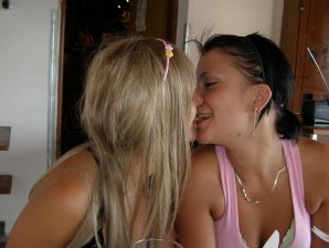 две подружки без лифчиков у реки. Эскиз 32