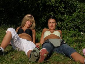 две подружки без лифчиков у реки. Эскиз 39