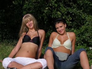 две подружки без лифчиков у реки. Эскиз 40