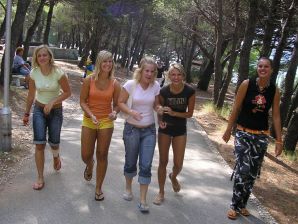 две подружки без лифчиков у реки. Эскиз 6