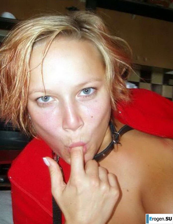 few boobs and a radiant smile. Photo 3