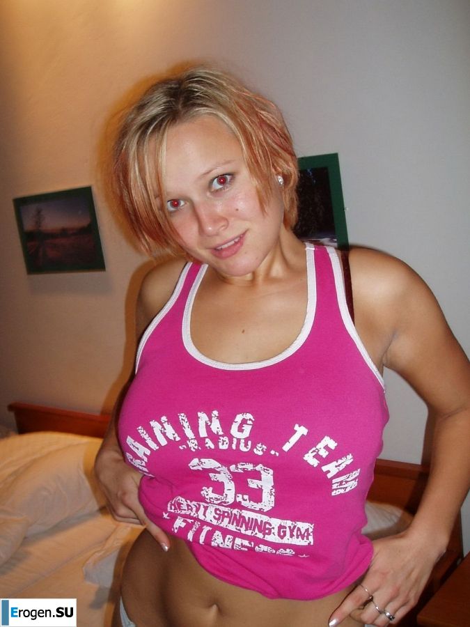 few boobs and a radiant smile. Photo 5