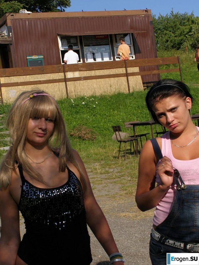 две подружки без лифчиков у реки. Часть 2. Фото 45