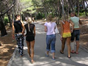 две подружки без лифчиков у реки. Часть 2. Эскиз 9