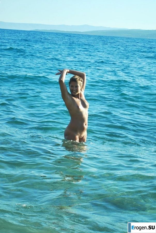 beach nudism and several girlfriends. Photo 15