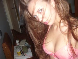 Алина раздевается для своих подписчиков. Эскиз 12