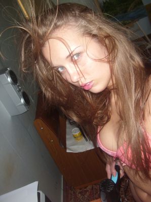 Алина раздевается для своих подписчиков. Эскиз 14