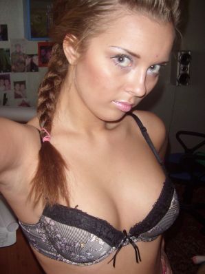 Алина раздевается для своих подписчиков. Эскиз 5