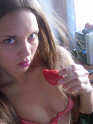 Алина раздевается для своих подписчиков. Эскиз 7