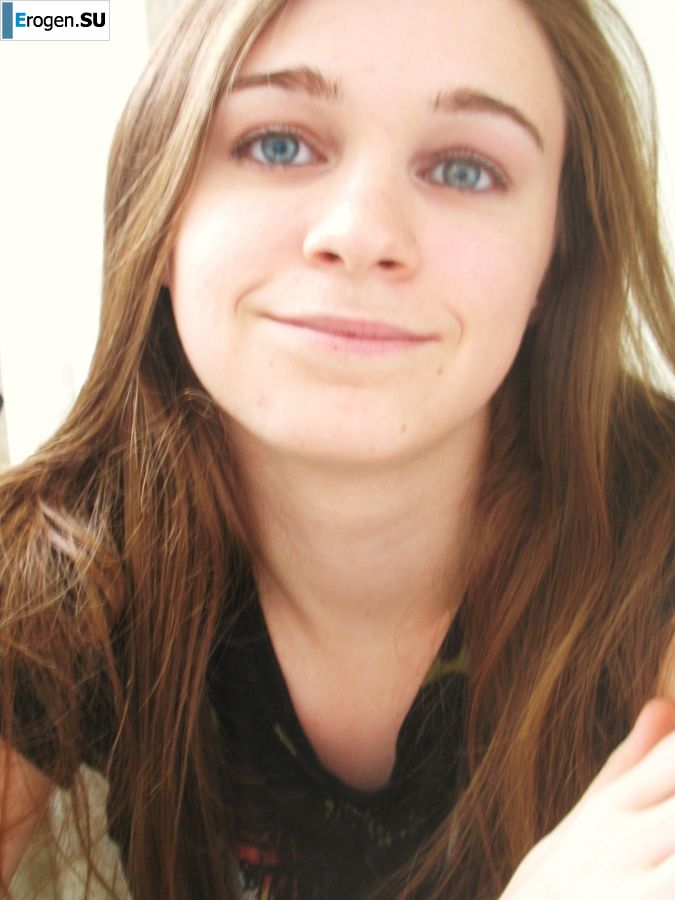 Брюнетка в откровенных нарядах и без ничего. Фото 11