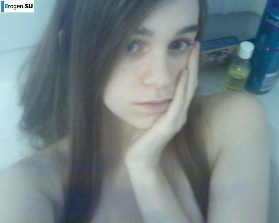 Брюнетка в откровенных нарядах и без ничего. Фото 24