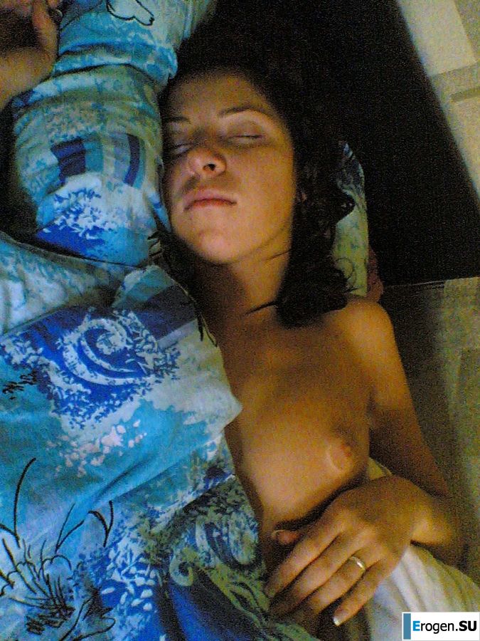 Брюнетка в откровенных нарядах и без ничего. Фото 29