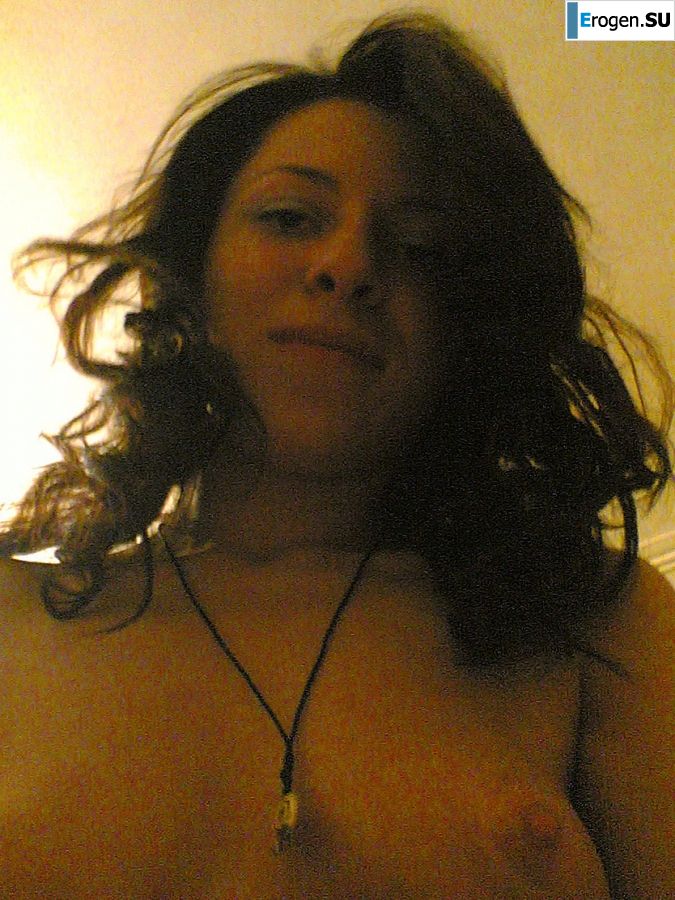 Брюнетка в откровенных нарядах и без ничего. Фото 30