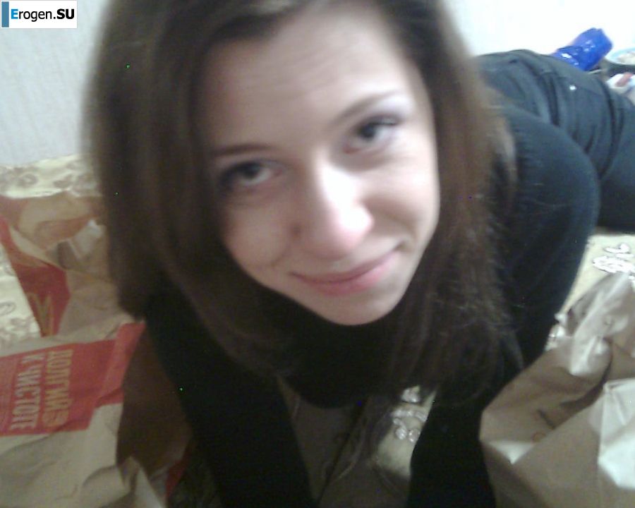 Брюнетка в откровенных нарядах и без ничего. Фото 40