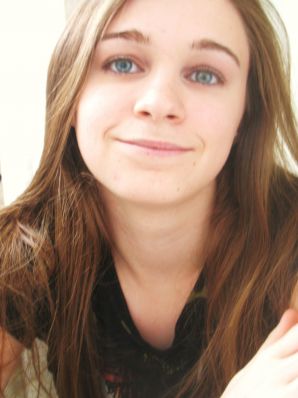 Брюнетка в откровенных нарядах и без ничего. Эскиз 11