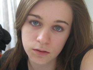 Брюнетка в откровенных нарядах и без ничего. Эскиз 23