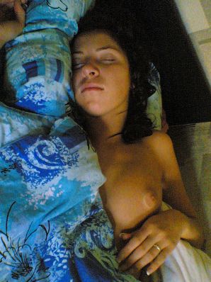 Брюнетка в откровенных нарядах и без ничего. Эскиз 29