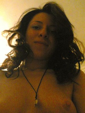 Брюнетка в откровенных нарядах и без ничего. Эскиз 30