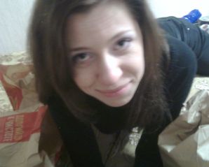 Брюнетка в откровенных нарядах и без ничего. Эскиз 40