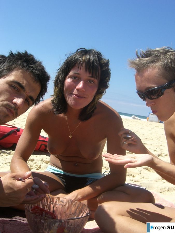 Lesbian on vacation with a friend. Photo 21