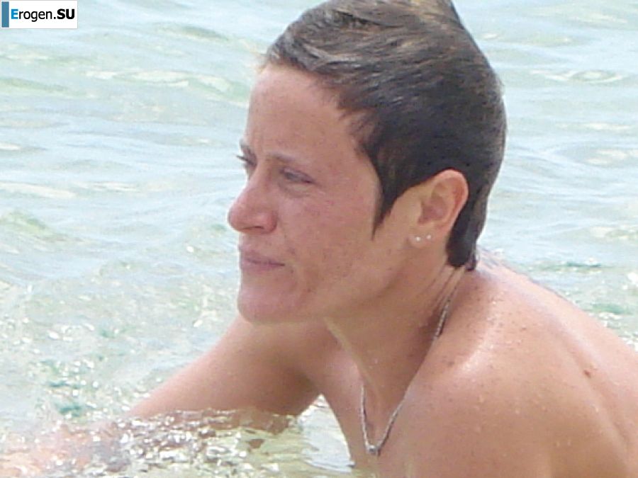 Lesbian on vacation with a friend. Photo 33