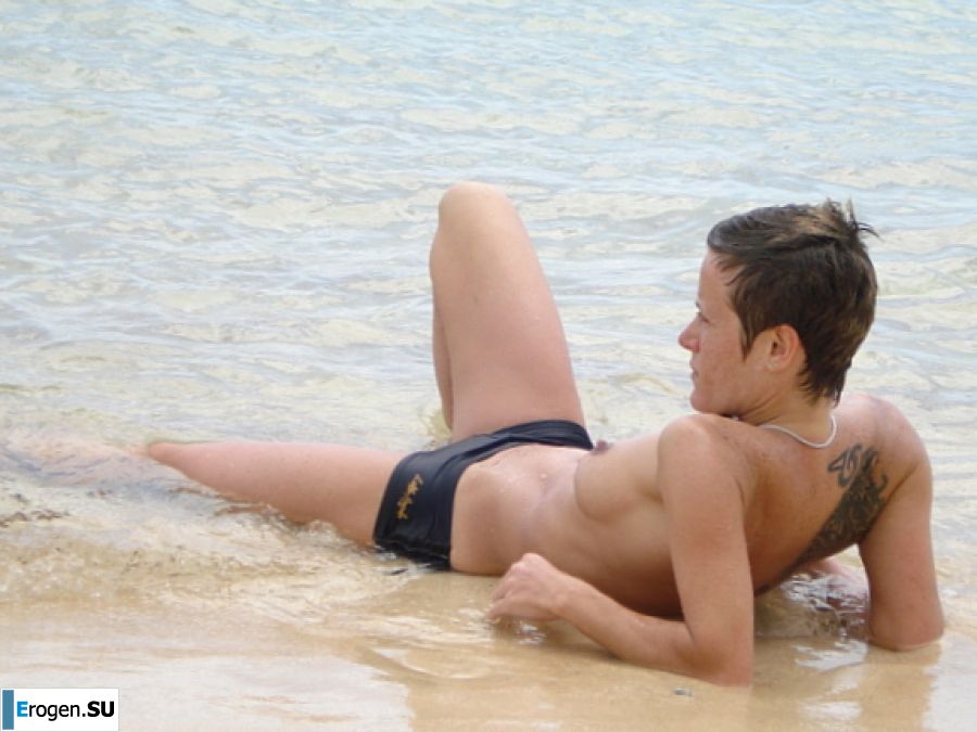 Lesbian on vacation with a friend. Photo 35