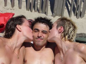 Lesbian on vacation with a friend. Thumb 7