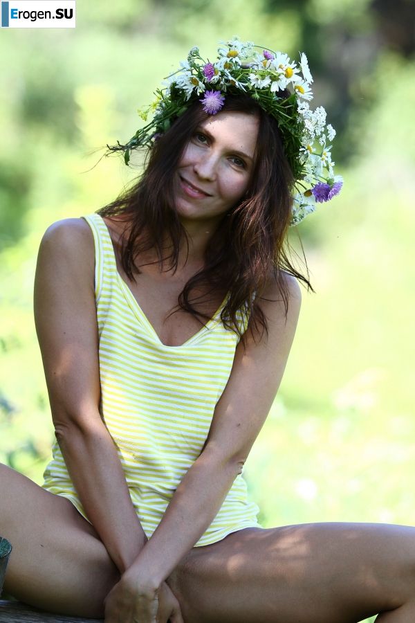 undressed outdoors in front of the photographer. Photo 13