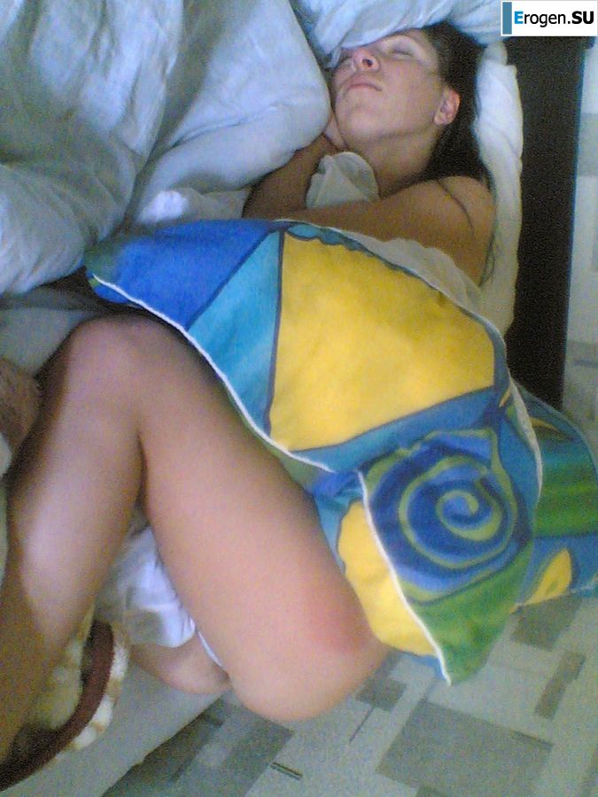 Брюнетка в откровенных нарядах и без ничего. Часть 2. Фото 24