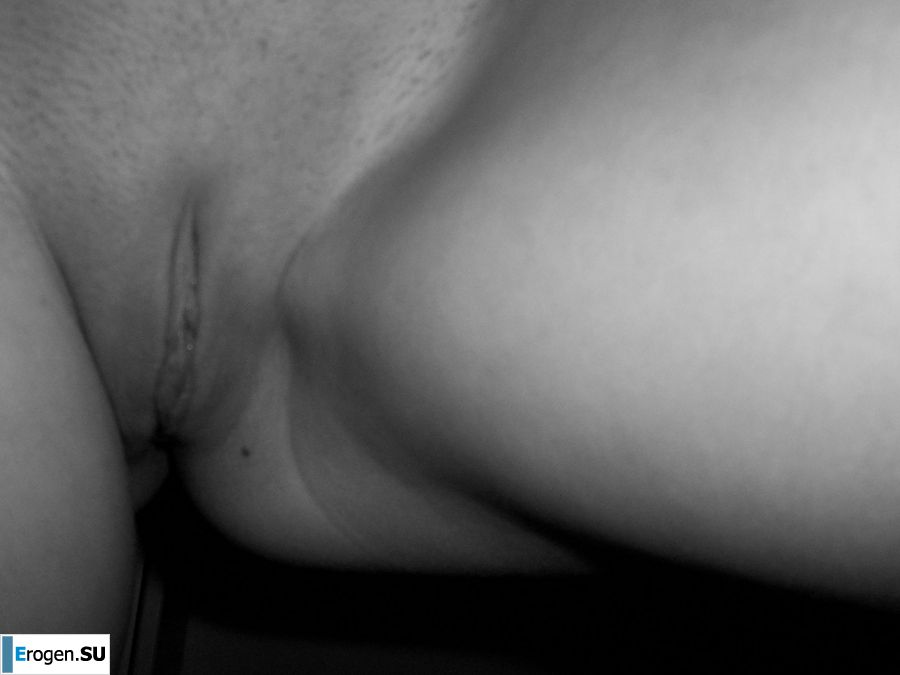 озорная студентка на черно-белых кадрах. Фото 15