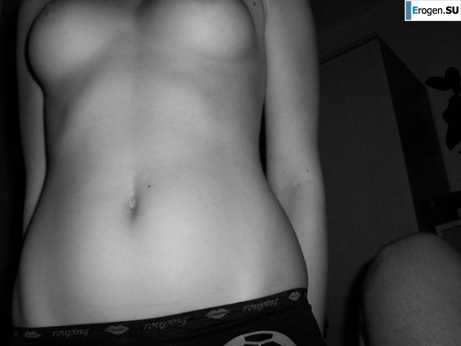 озорная студентка на черно-белых кадрах. Фото 18