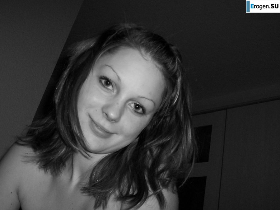 озорная студентка на черно-белых кадрах. Фото 22