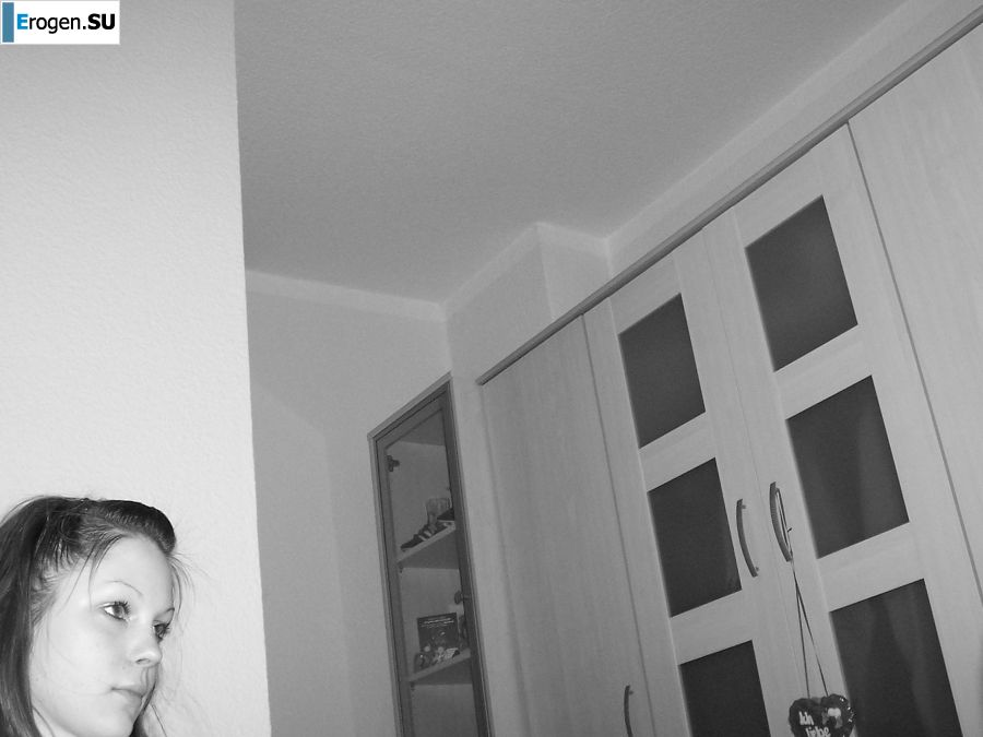 озорная студентка на черно-белых кадрах. Фото 25