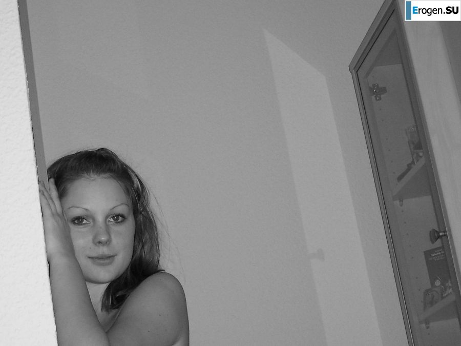 озорная студентка на черно-белых кадрах. Фото 30