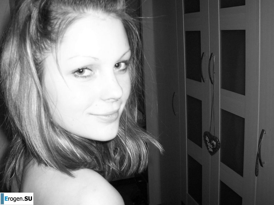 озорная студентка на черно-белых кадрах. Фото 37