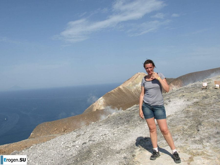 undressed on a deserted beach. Photo 11