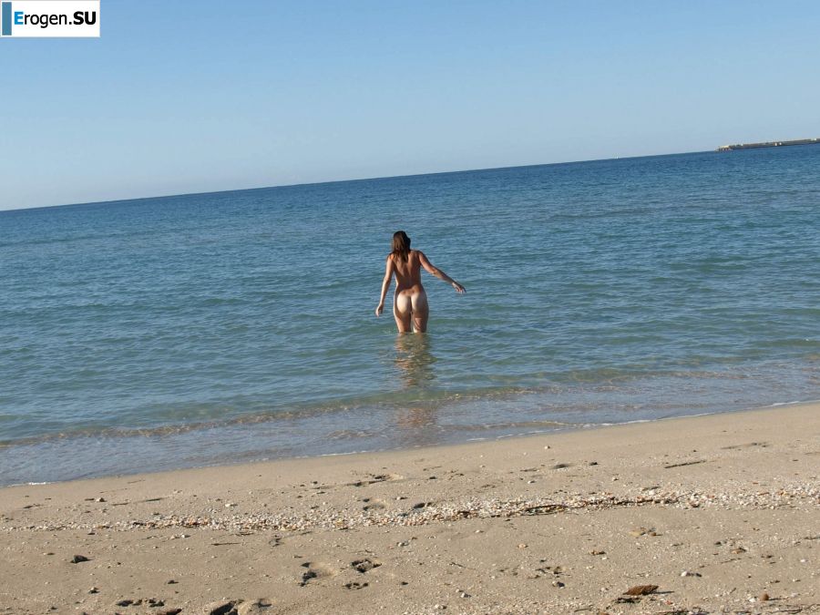 undressed on a deserted beach. Photo 13