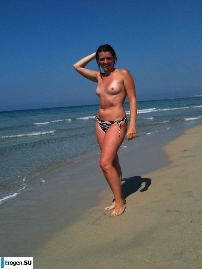 undressed on a deserted beach. Photo 8
