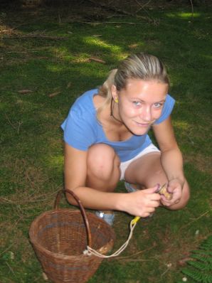 сиськи где то в туристическом лагере. Эскиз 11