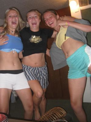 сиськи где то в туристическом лагере. Эскиз 5