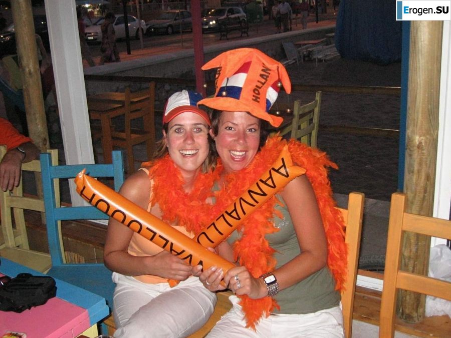 girls are only topless friends. Photo 17