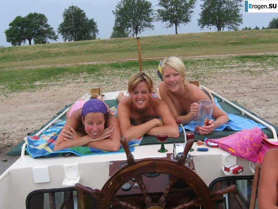 girls are only topless friends. Photo 24