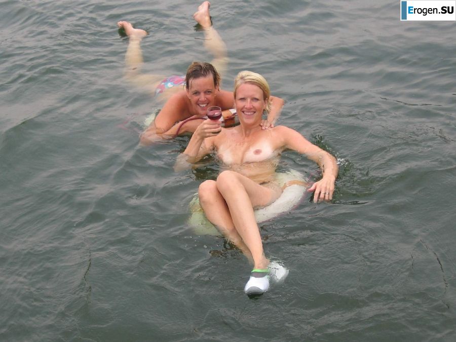 girls are only topless friends. Photo 28
