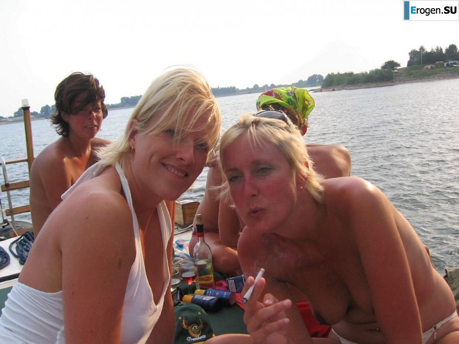 girls are only topless friends. Photo 37