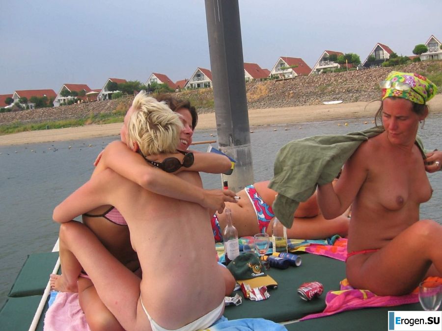 girls are only topless friends. Photo 40